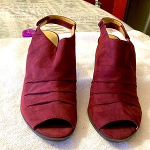 Naturalized N5 pleated sandals slides on suede Sz 9.5M burgundy heel/open toe